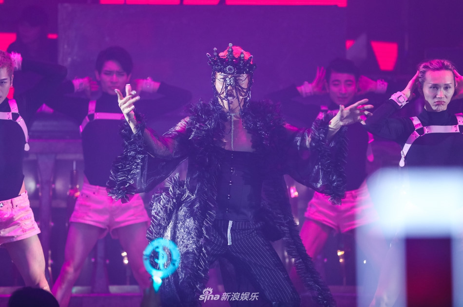 Tài tử Hoàn Châu cách cách bị la ó vì mặc phản cảm trên sân khấu